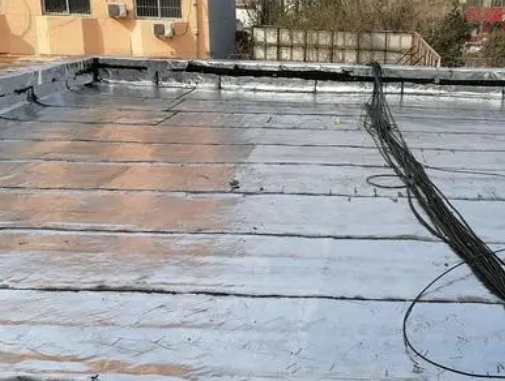 孙吴卫生间漏水维修公司分享下孙吴屋面楼顶防水刚性防水层施工要点。